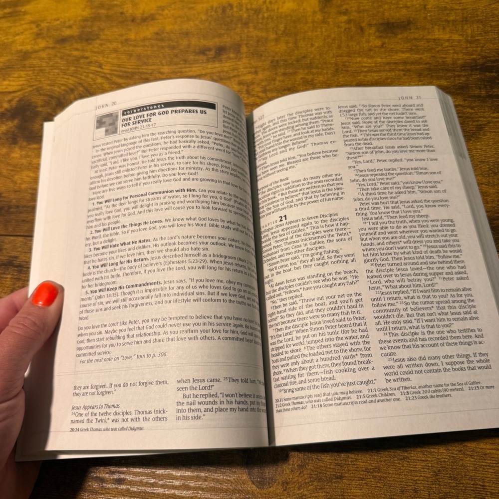 New Believer's Bible New Testament NLT Greg Laurie Second Edition Softcover - Picture 5 of 6